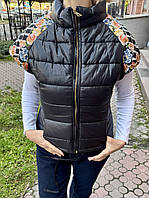 Жилет жіночий стьобаний на блискавці чорний зі стразами