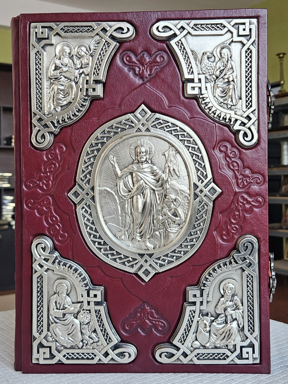 Книга Євангелія напрестольна українська мова, накладки сріблення , оклад шкіра, 2 застібки, розмір книги 23*33