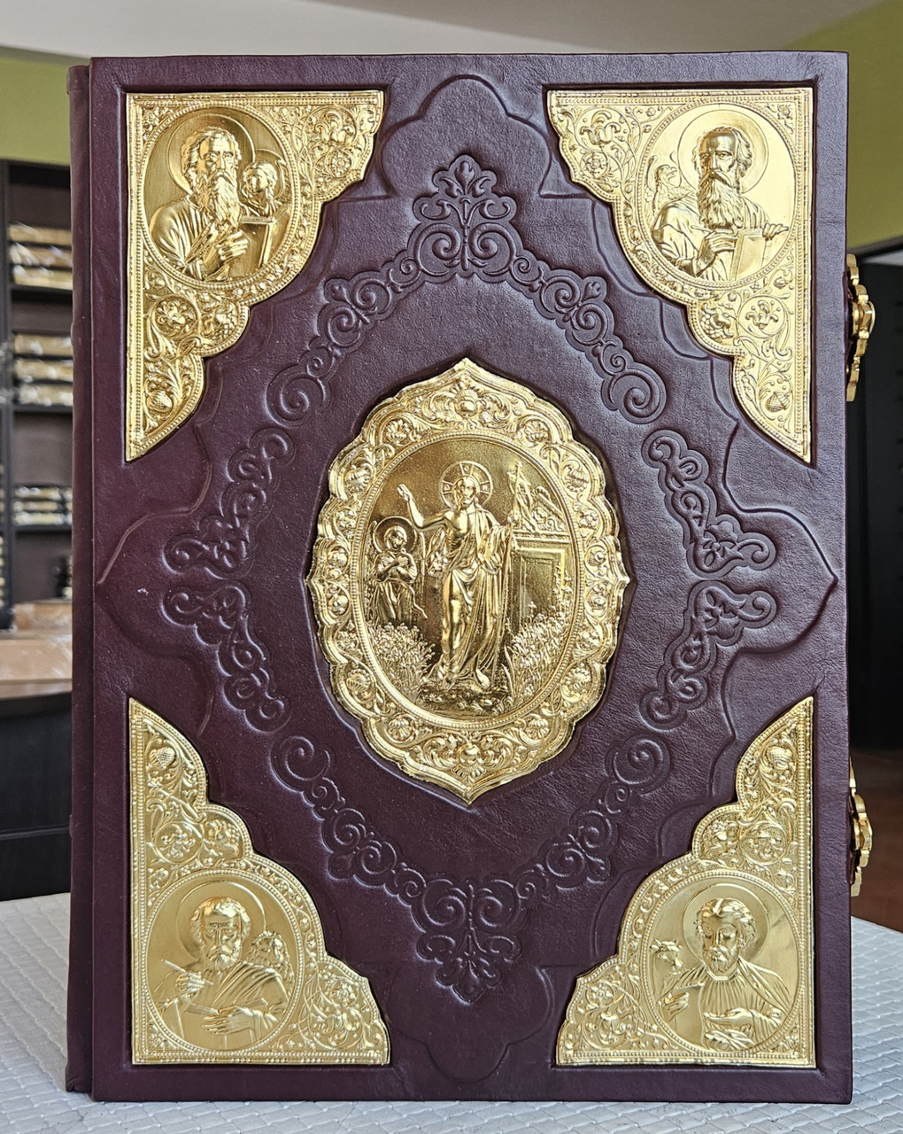Книга Євангеліє Грекокатолицька напрестольна, оклад шкіра , накладки позолота, розмір книги 26×38