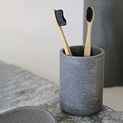 Для зубних щіток та пасти