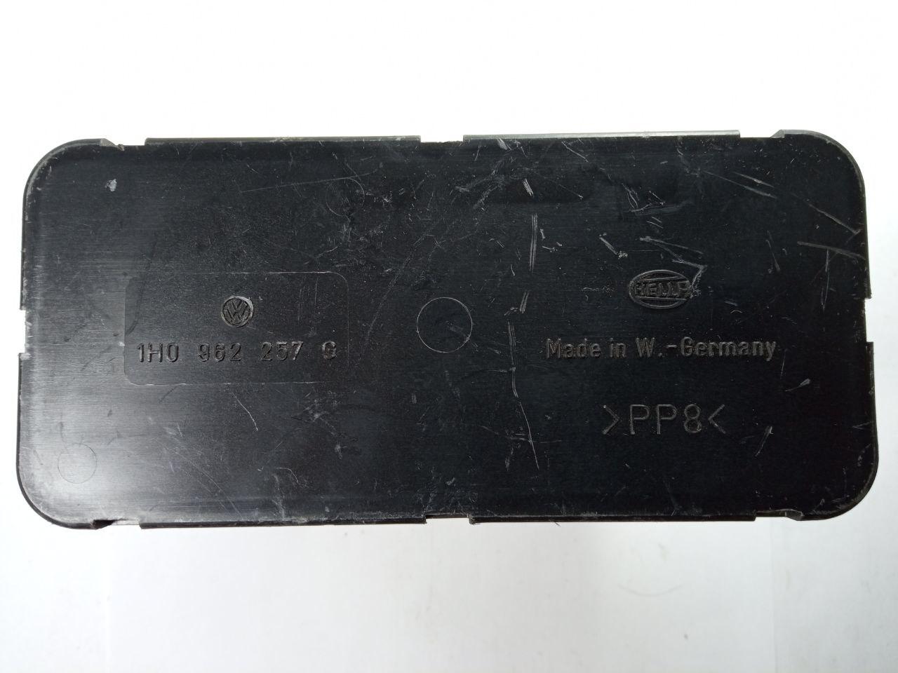 Компресор центрального замка Volkswagen Passat 35i Hella 1H0 962 257 G / 1H0962257G