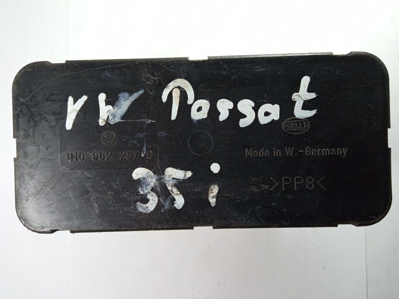 Компресор центрального замка Volkswagen Passat 35i Hella 1H0 962 257 G / 1H0962257G