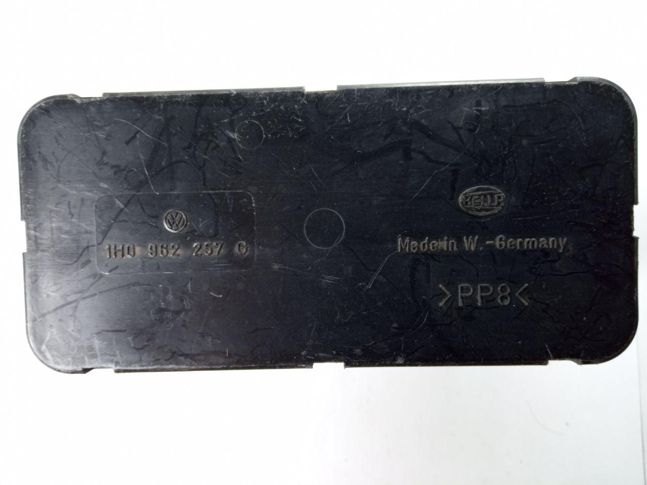 Компресор центрального замка Volkswagen Golf3 Hella 1H0 962 257 G / 1H0962257G