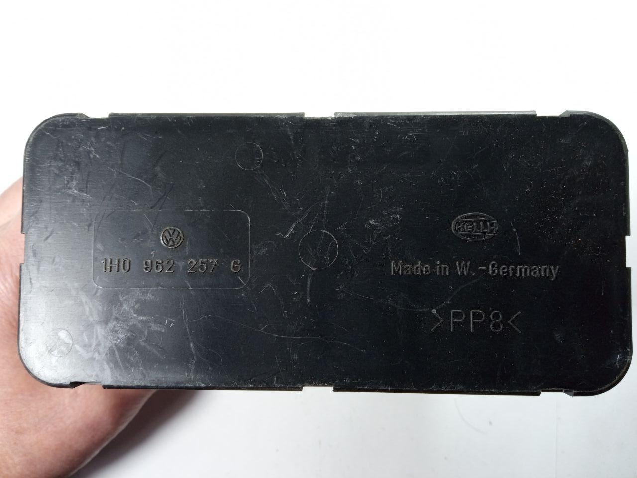Компресор центрального замка Volkswagen Hella 1H0 962 257 G / 1H0962257G