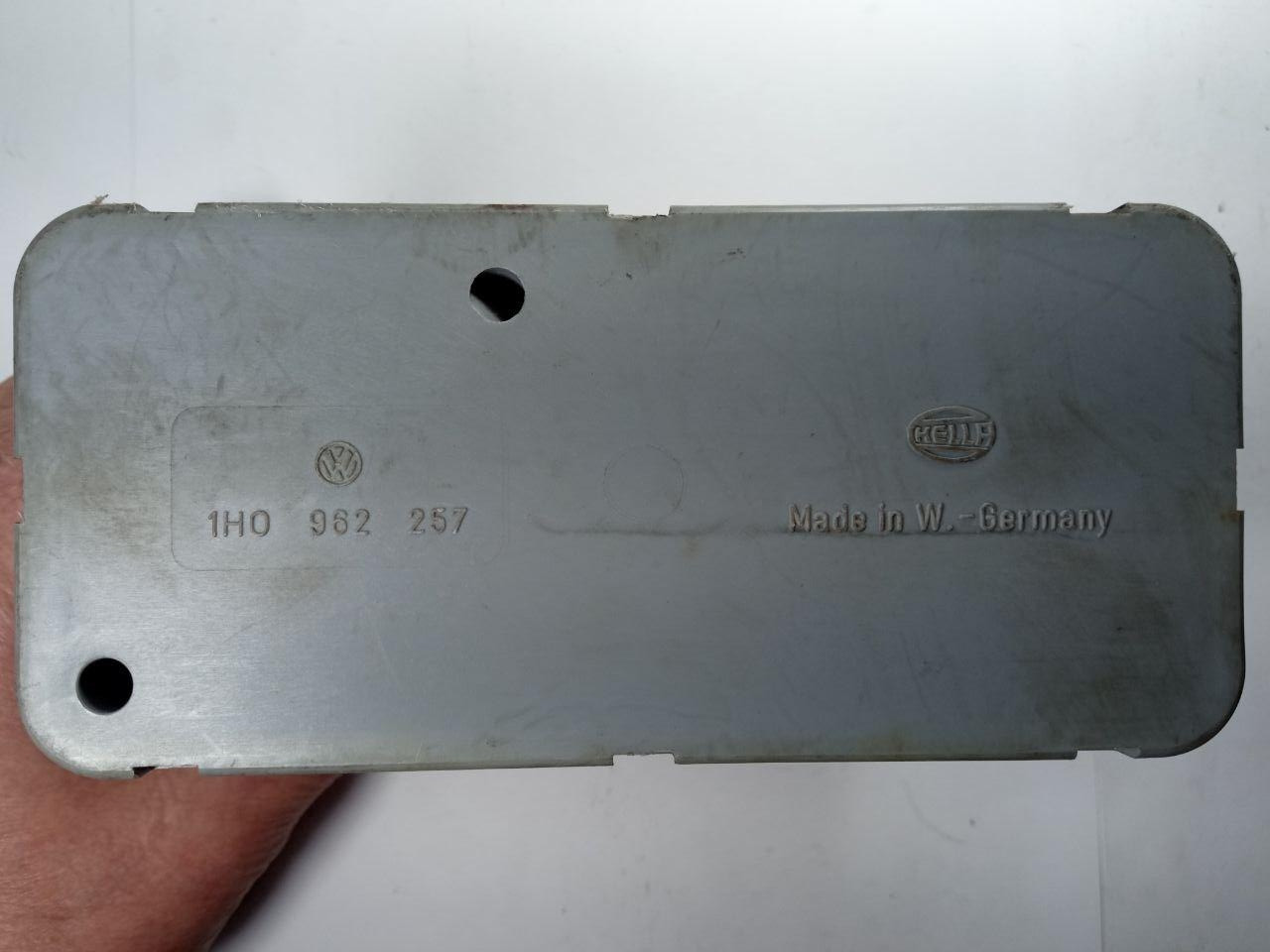 Компресор центрального замка Volkswagen Passat 35i Hella 1H0 962 257 / 1H0962257, фото 1