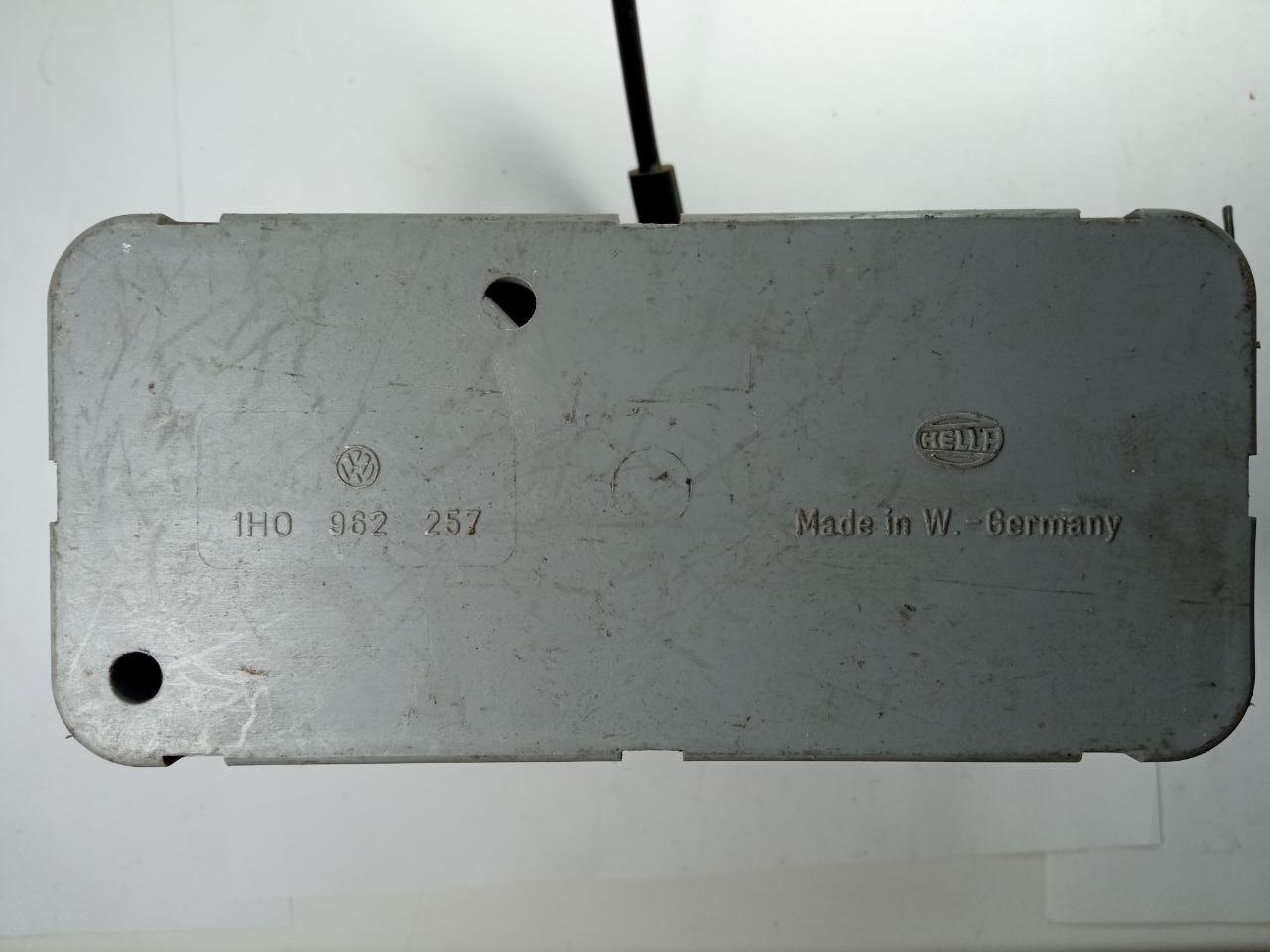 Компресор центрального замка Volkswagen Golf Hella 1H0 962 257 / 1H0962257