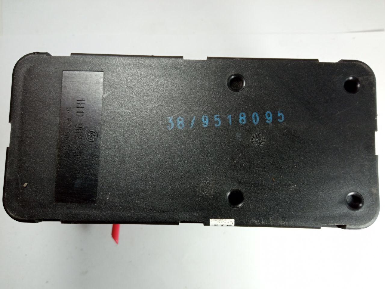 Компресор центрального замка Volkswagen Golf3 Hella 1H0 962 257 G / 1H0962257G