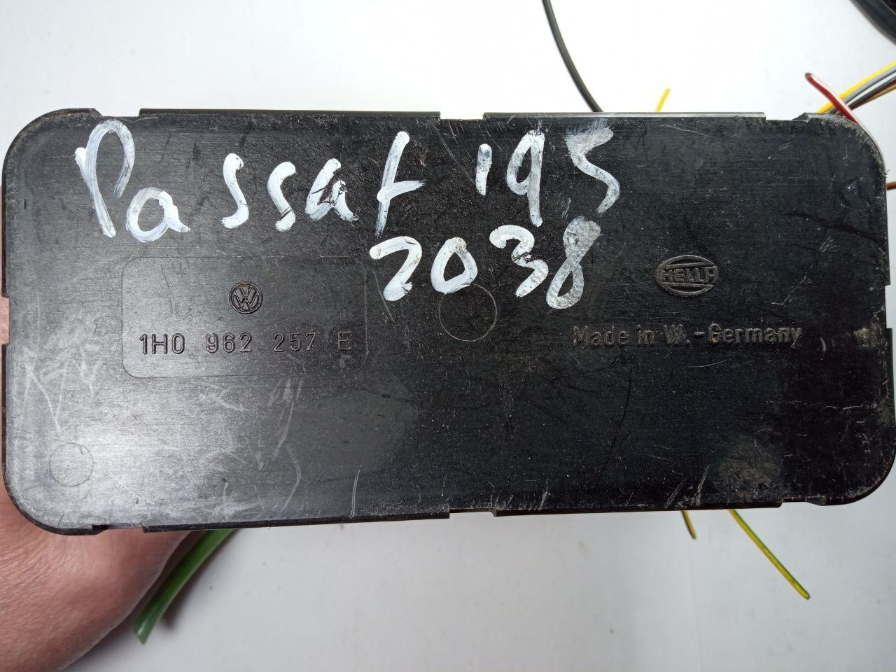 Компресор центрального замка Volkswagen Passat 195 / 2038 Hella 1H0 962 257 E / 1H0962257E