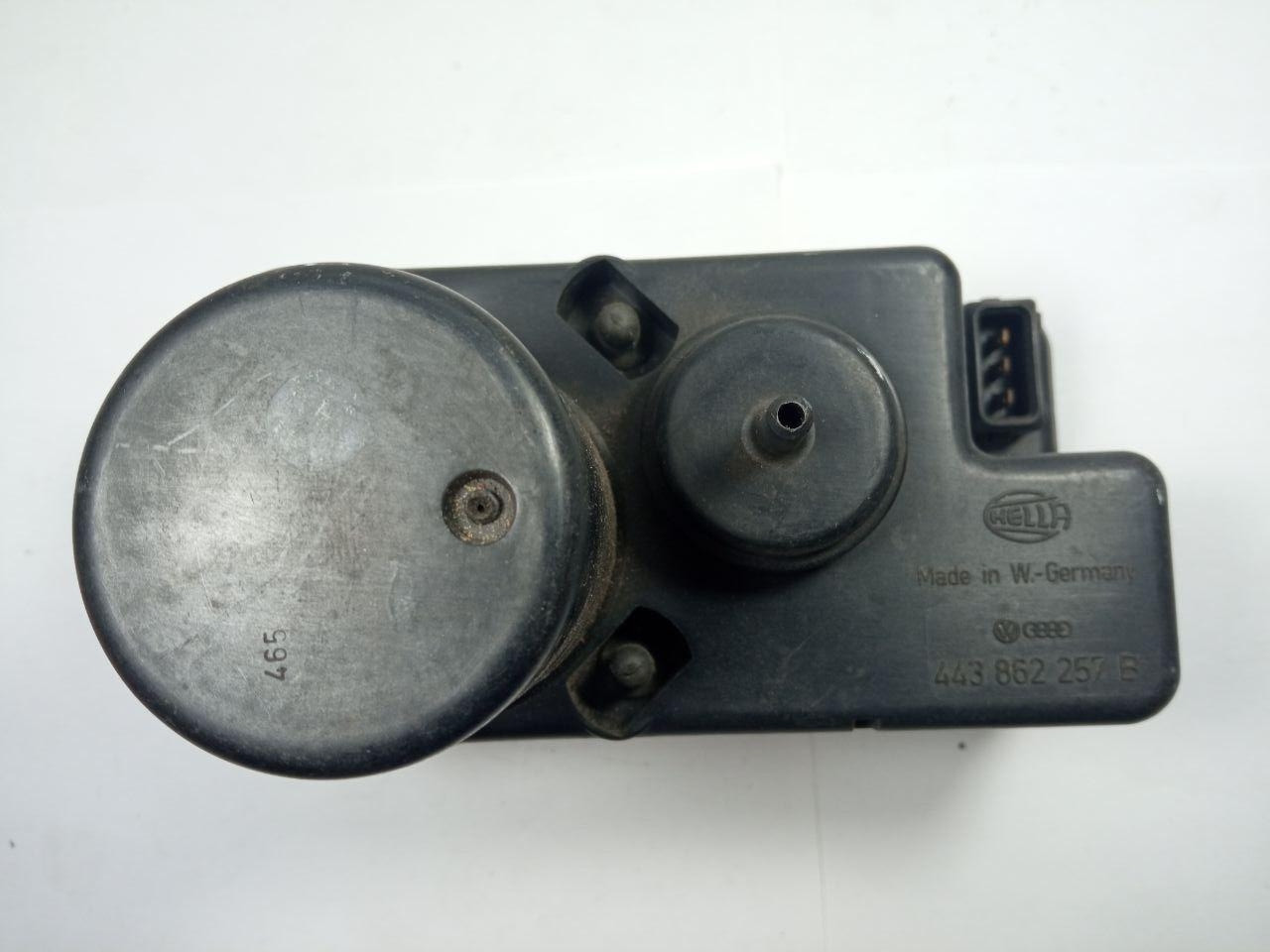 Компресор центрального замка Volkswagen Passat II / Audi Hella 443 862 257 B / 443862257B