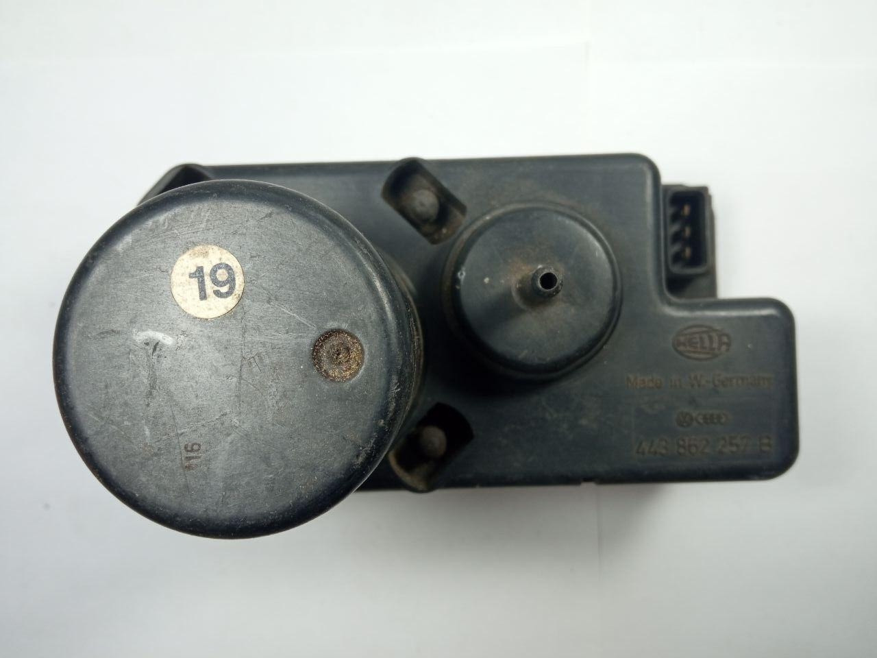 Компресор центрального замка Volkswagen / Audi Hella 443 862 257 B / 443862257B