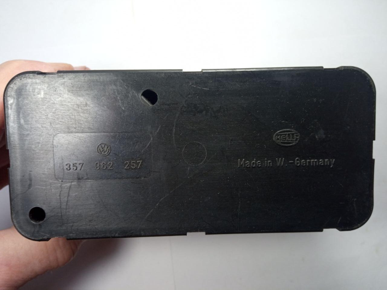Компресор центрального замка Volkswagen Passat 35i Hella 357 962 257 / 357962257