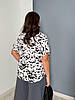 Жіноча весняно-літня блузка принтована з маленьким V-вирізом на ґудзиках та коротким рукавом на шліці, батал великі розміри, фото 2