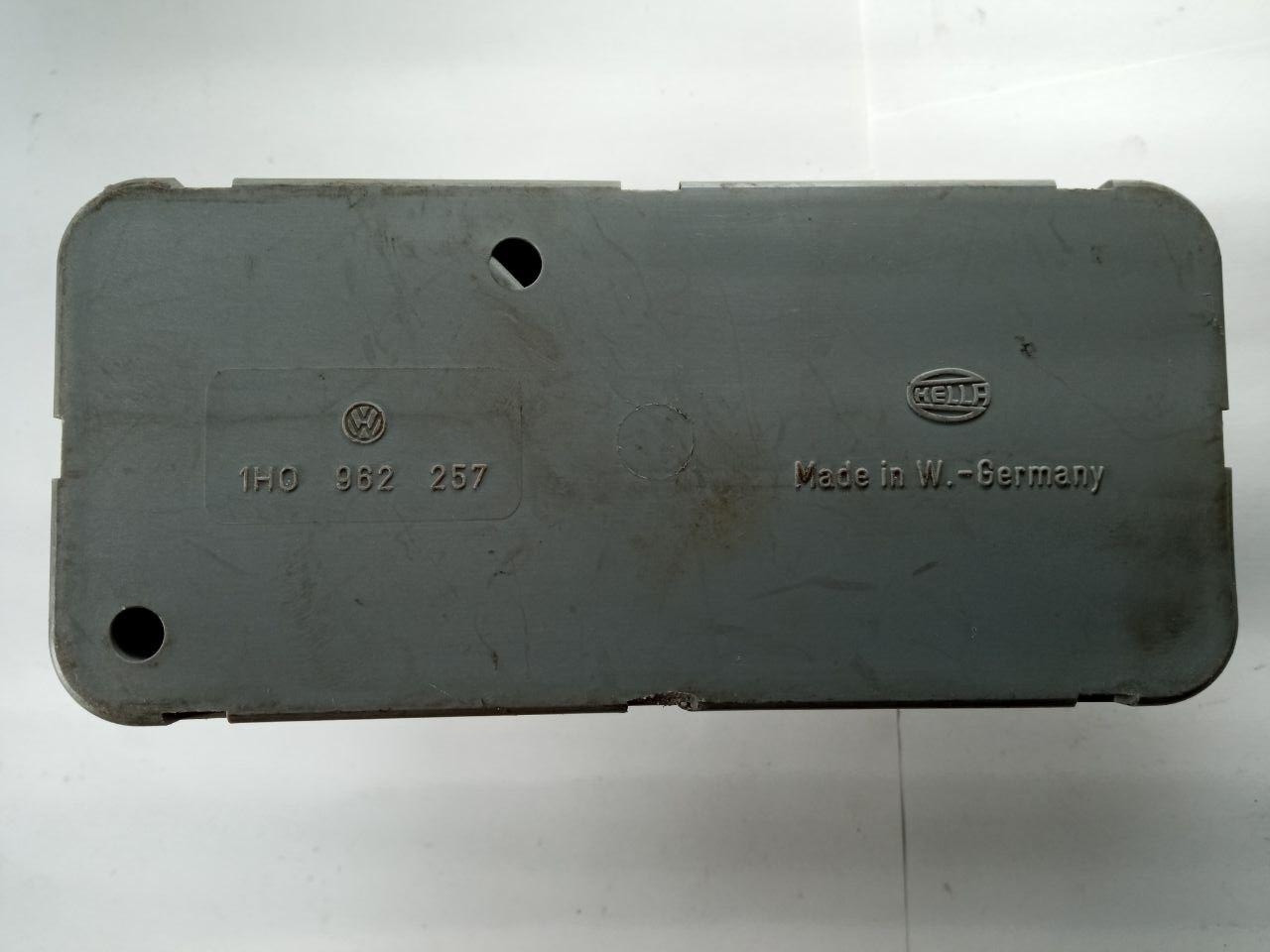 Компресор центрального замка Volkswagen Hella 1H0 962 257 / 1H0962257