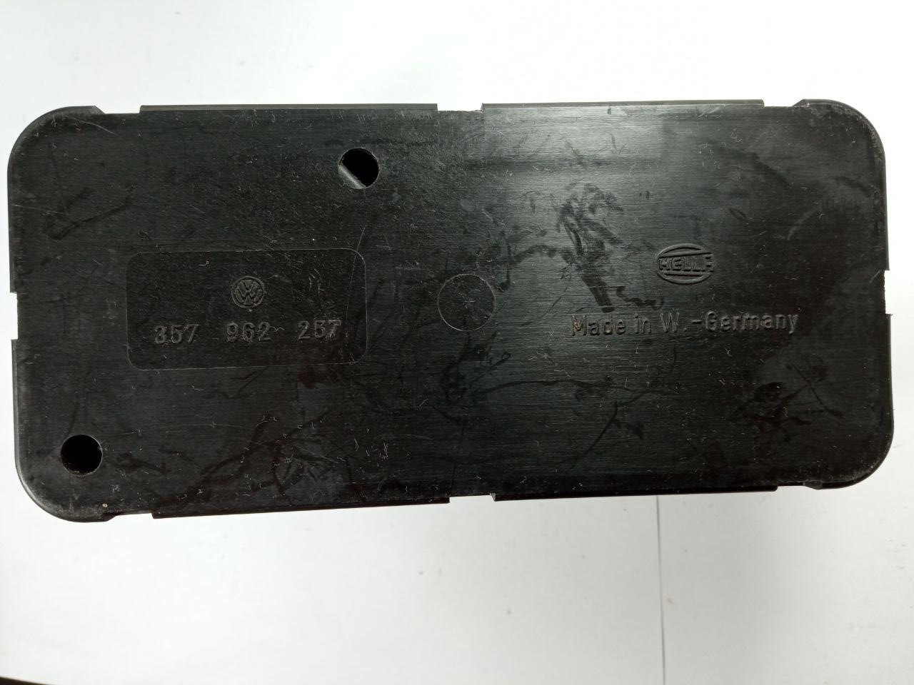 Компресор центрального замка Volkswagen Hella 357 962 257 / 357962257