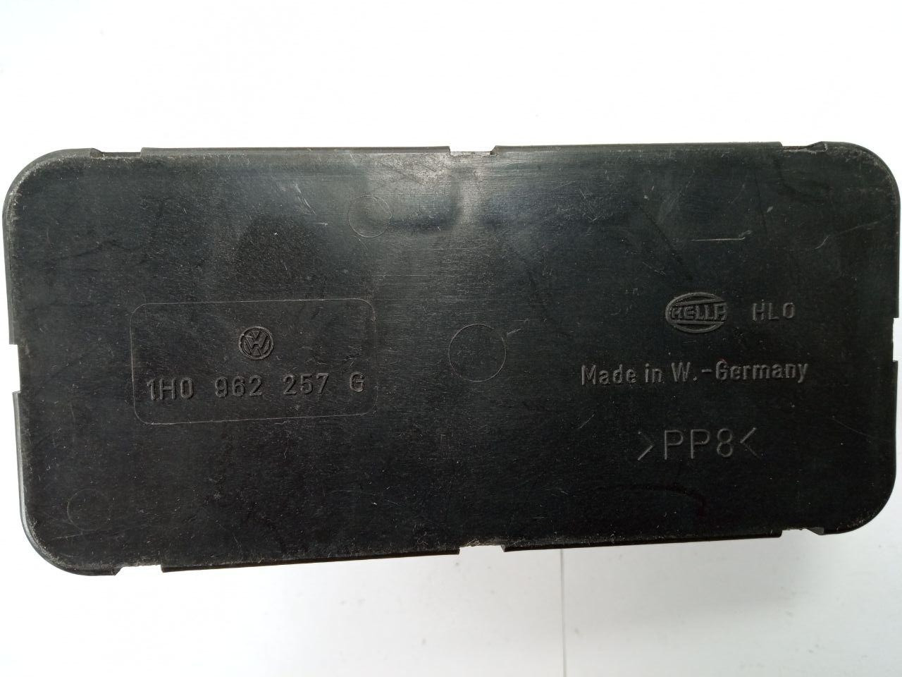 Компресор центрального замка Volkswagen Golf III Hella 1H0 962 257 G / 1H0962257G