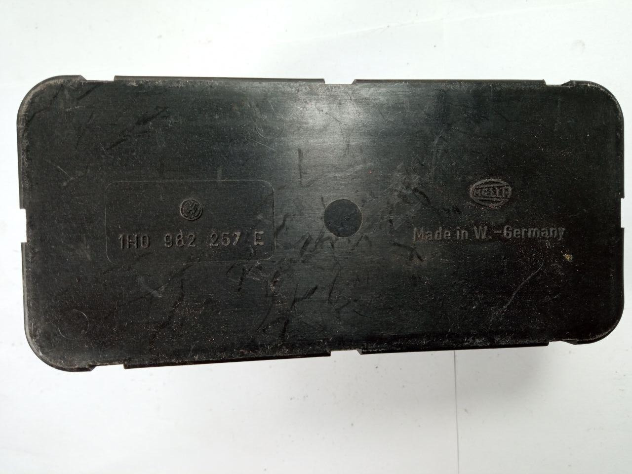 Компресор центрального замка Volkswagen Passat 35i Hella 1H0 962 257 E / 1H0962257E