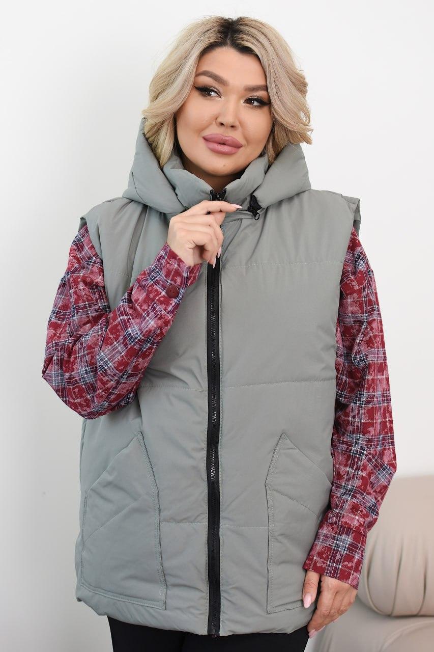 Жіноча стьобана осіння жилетка безрукавка з капюшоном, утеплена силіконом, батал великі розміри, фото 1