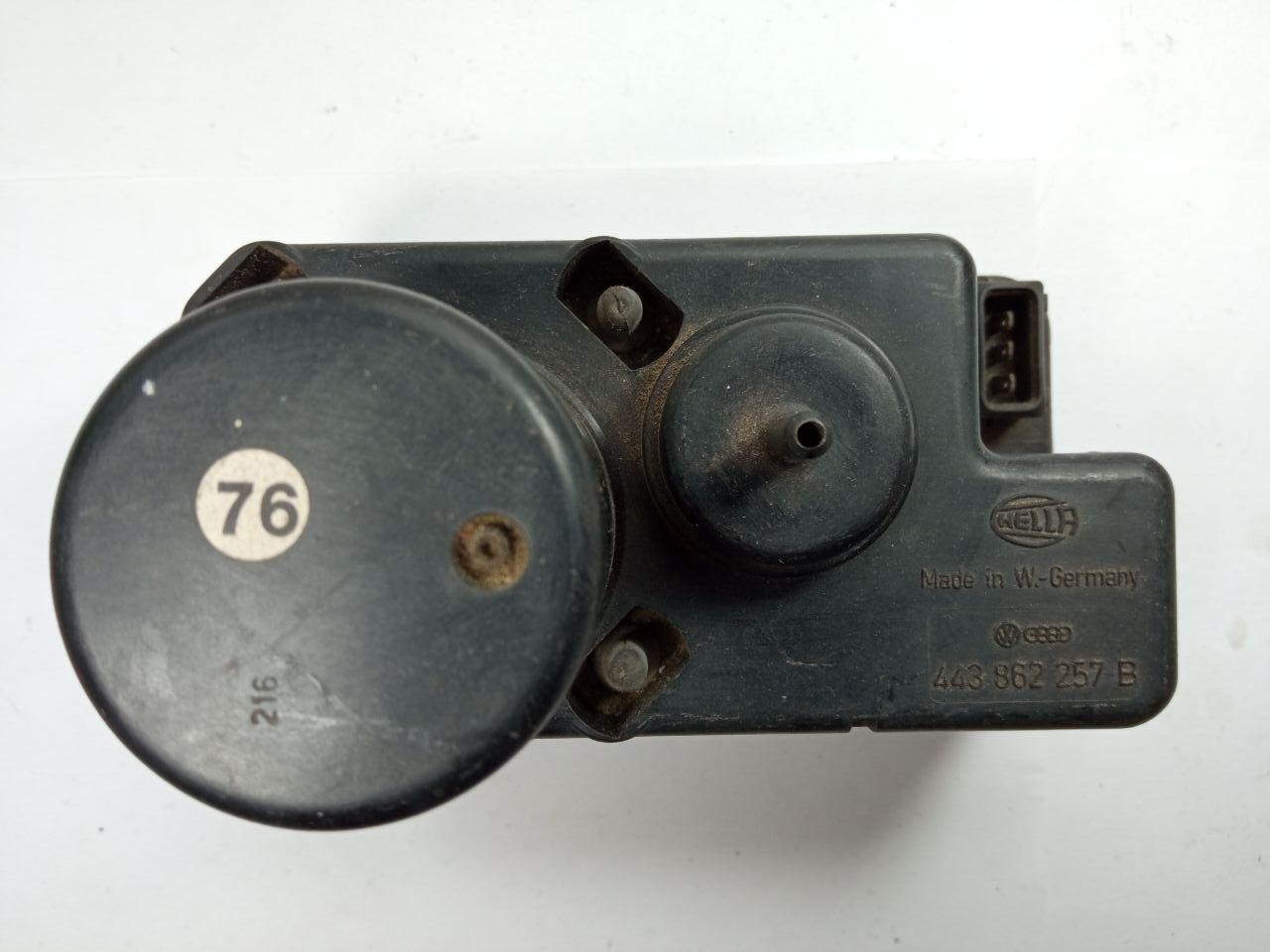 Компресор центрального замка Audi / Volkswagen Passat II Hella 443 862 257 B / 443862257B