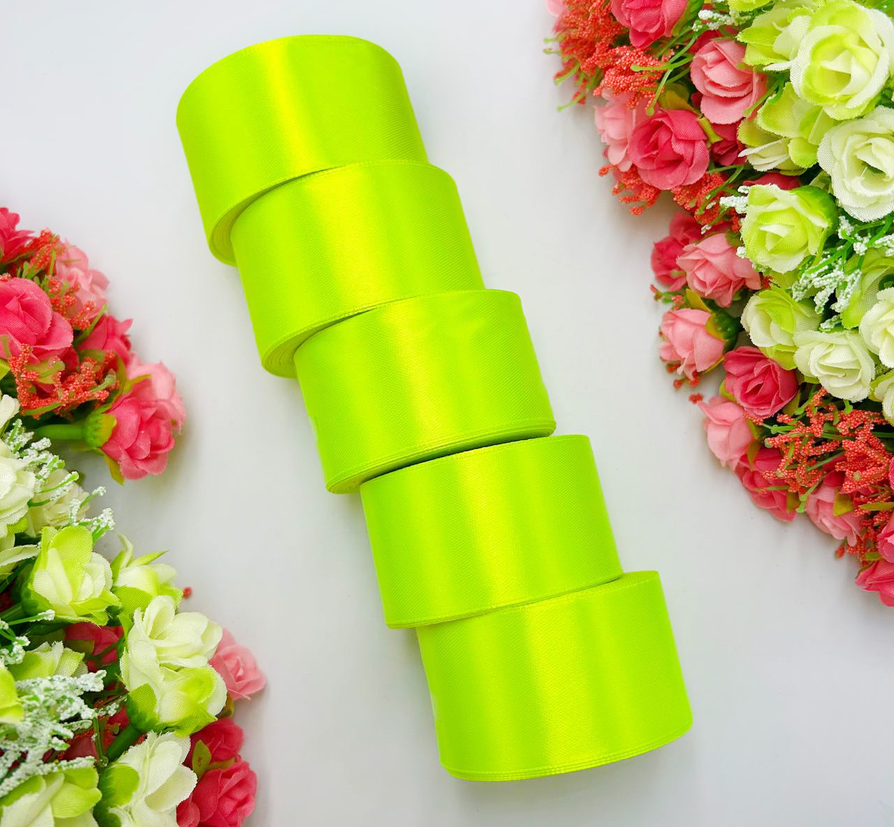 Атласна стрічка для рукоділля - 4 см x 23 м (опт, 5 рулонів) / Салатовий Неон, фото 1