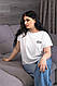 Базова літня жіноча трендова коттонова біла футболка з нашивкою кулір Туреччина вільна оверсайз батал, фото 3