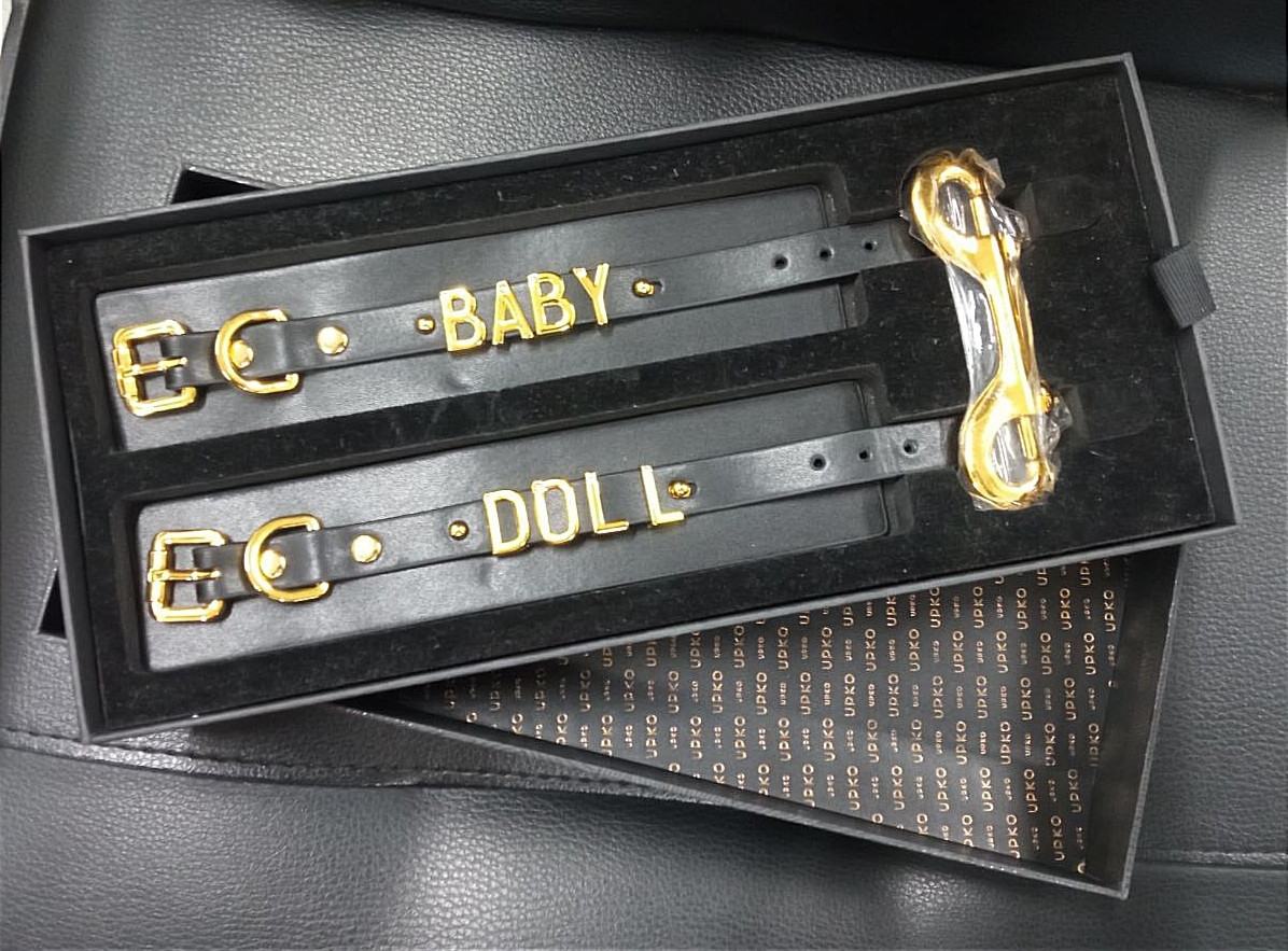 Наручники з написом BABY DOLL від UPKO з італійської шкіри, чорні із золотою фурнітурою Кітті, фото 1