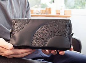 Велика чоловіча шкіряна косметичка чорна з тисненням Чумацький Шлях