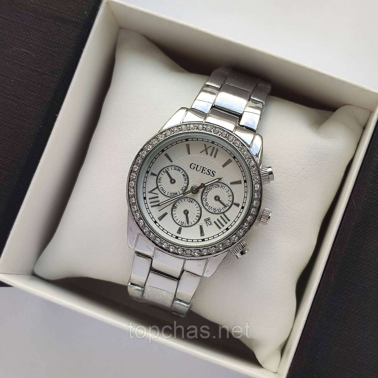 Жіночий наручний годинник Guess (Гес) сріблястий з білим циферблатом, камінчики навколо. дата - код 2480b