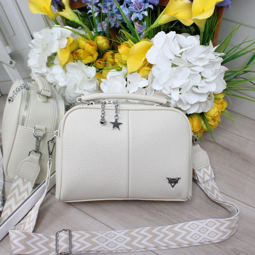 Жіноча сумка валізка на широкому ремені красива молочна екошкіра