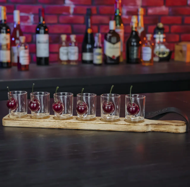 Набір із 6 чарок "Вишні" з художніми вставками на дерев'яній підставці ручна робота, фото 1