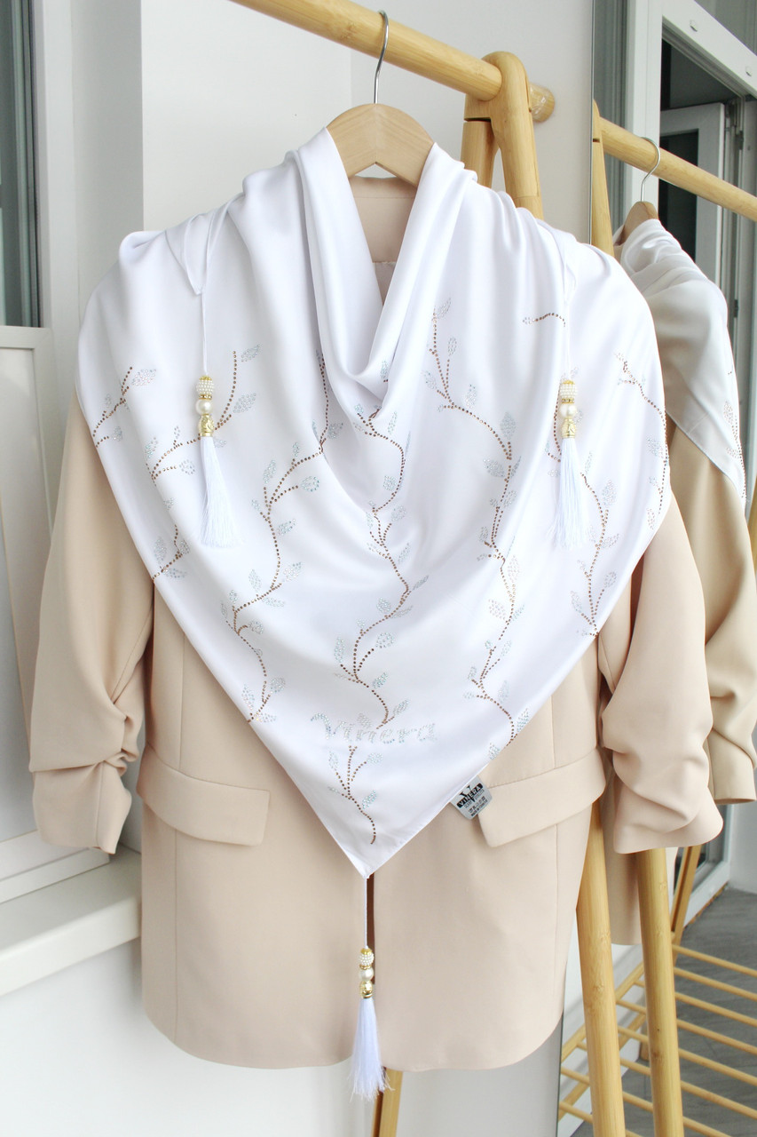 Хустка біла однотонна атласна з кісточкою та камінцями "Нінель" 241020, фото 1