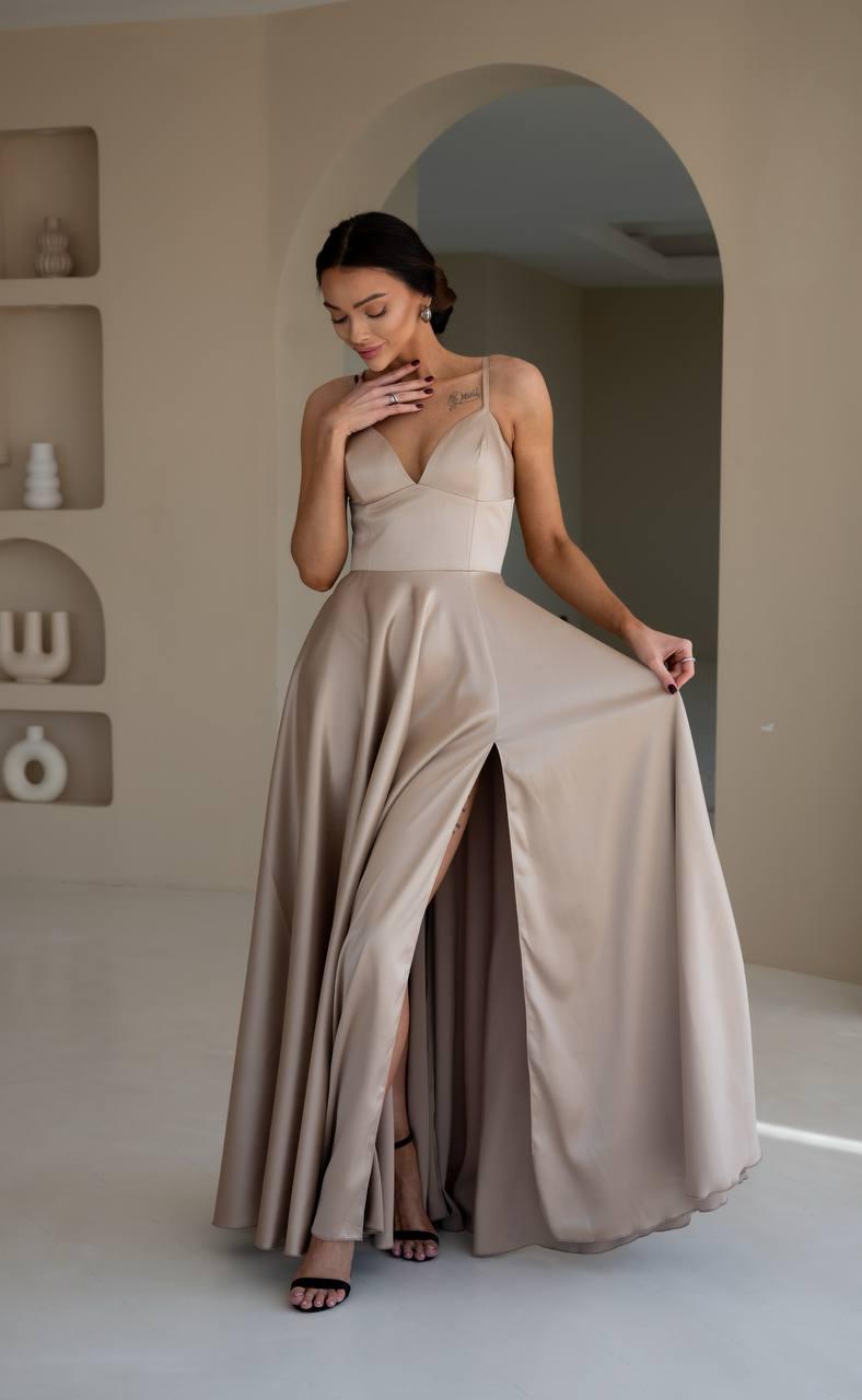 Вечірня бежева атласна сукня довга з розрізом і пишною спідницею, фото 1
