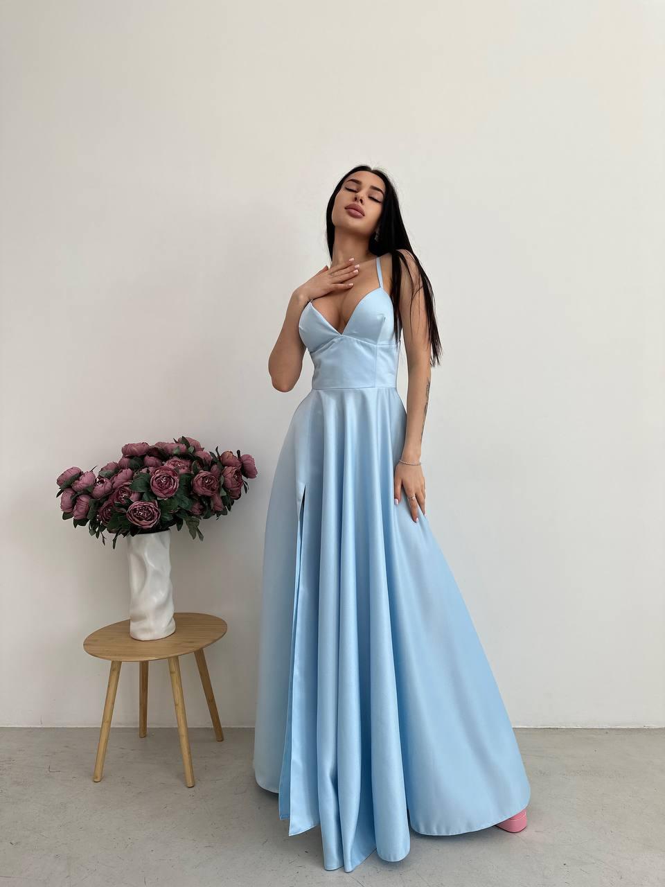 Вечірня блакитна атласна сукня довга з розрізом і пишною спідницею, фото 1