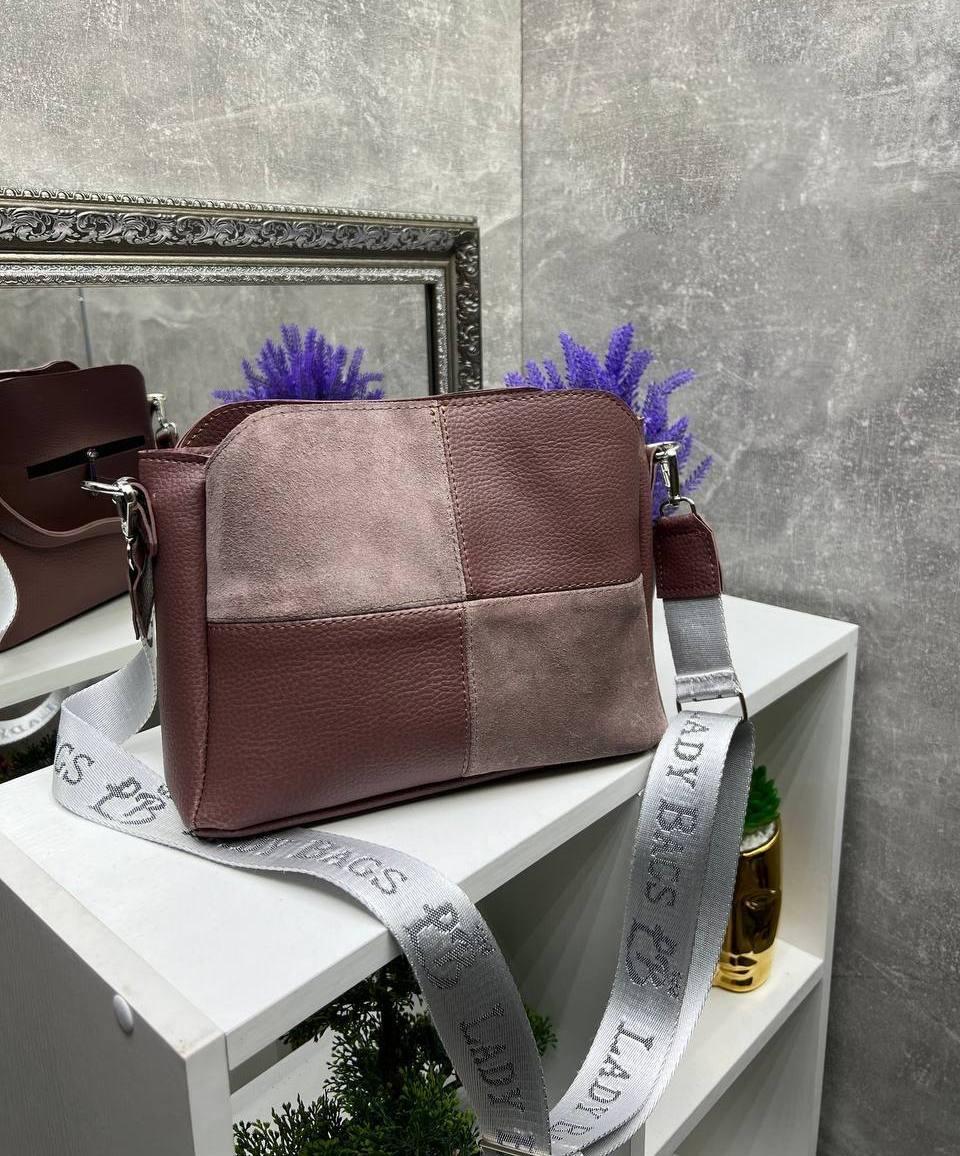 Жіноча сумка невелика на широкому ремінці темна пудра натуральна замша+шкірзам, фото 1