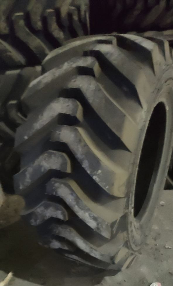 Шини 16/70-20 (405/70-20) Starmaxx SM-I30 16PR TL на екскаватор-навантажувач Volvo JCB