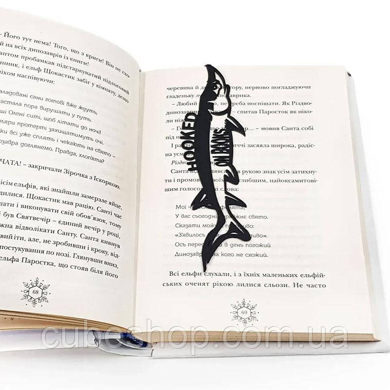Прикольна закладка для книг Hooker on books (металева)