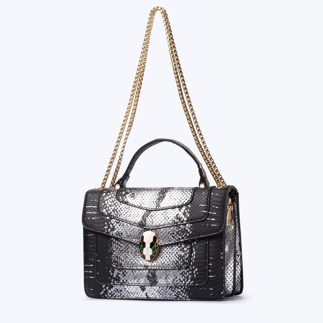 Фото жіночої сумочки через плече Фото жіночої сумочки через плече