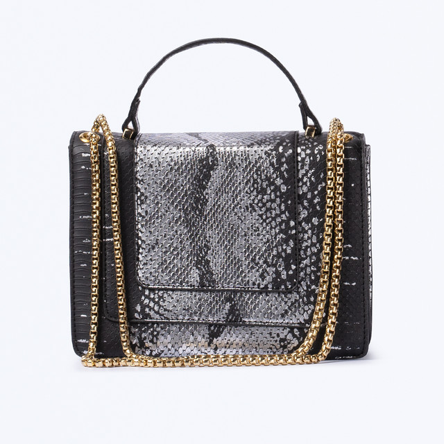 Фото жіночої сумочки через плече Фото жіночої сумочки через плече