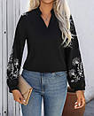 Жіноча чорна блузка з білою ніжною вишивкою на рукавах PLUS SIZE, фото 2
