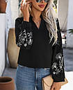 Жіноча чорна блузка з білою ніжною вишивкою на рукавах PLUS SIZE, фото 4