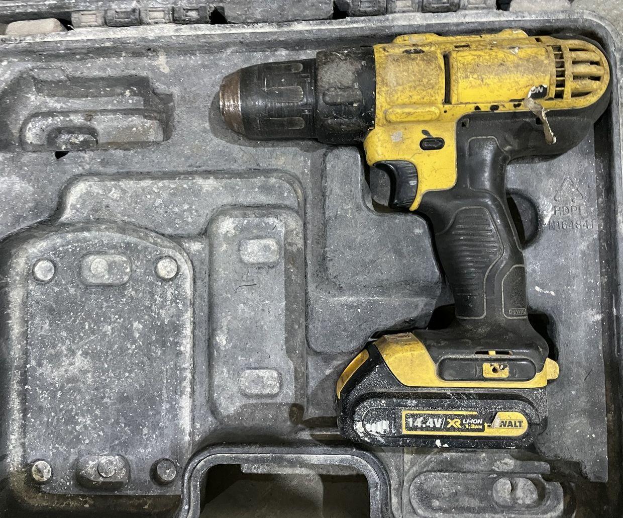 Шуруповерт Dewalt 14,4 вольт Li-Ion на запчастини
