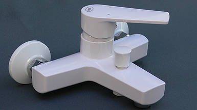 Білий змішувач для ванни пластиковий змішувач для душа фірми UDU