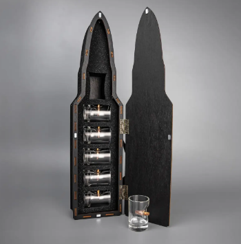 Набір із 6 скляних чарок з художніми латунними вставками у дерев'яному подарунковому футлярі у вигляді кулі, фото 1