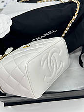 Жіноча біла шкіряна сумка Chanel Vanity Case із золотим ланцюжком і логотипом стьобана мінісумка Шанель, фото 5