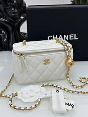 Жіноча біла шкіряна сумка Chanel Vanity Case із золотим ланцюжком і логотипом стьобана мінісумка Шанель, фото 3