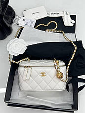 Жіноча біла шкіряна сумка Chanel Vanity Case із золотим ланцюжком і логотипом стьобана мінісумка Шанель, фото 4