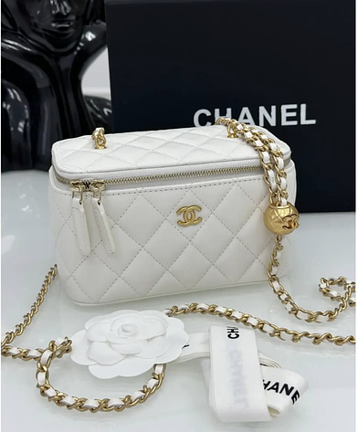 Жіноча біла шкіряна сумка Chanel Vanity Case із золотим ланцюжком і логотипом стьобана мінісумка Шанель, фото 1