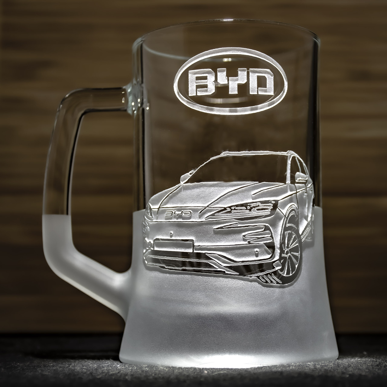 Пивний бокал з гравіюванням фото автомобіля BYD - подарунок для водія