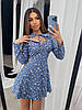 Кльошна сукня міні в квітковий принт з красивою шнурівкою і декольте на грудях з м'якої тканини софт відтінку джинс, фото 7