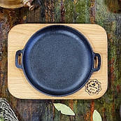 Чавунна якісна сковорода жаровня діаметром 18 см з дерев'яною підставкою кругла універсальна жарівня майстерня з литими ручками