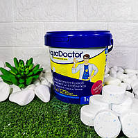 Химия для бассейна Дезинфектант 3 в 1 на основе хлора AquaDoctor MCT в маленьких таблетках по 20г 1 кг